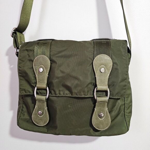 EUC LIKE NEW AUTHENTIC LONGCHAMP GREEN NYLON CROSSBODY BAG MEDIUM - Picture 2 of 16